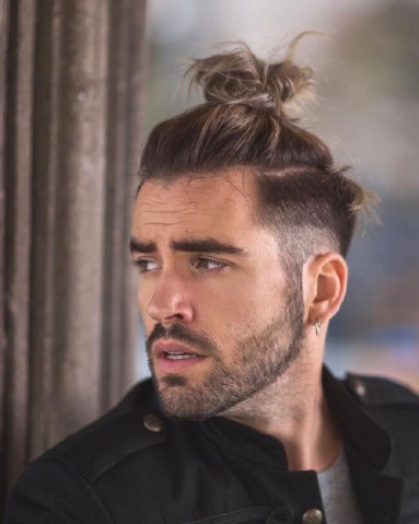 Tóc top knot buộc cao đẹp phong cách lãng tử nam tính