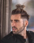 Tóc top knot buộc cao đẹp phong cách lãng tử nam tính